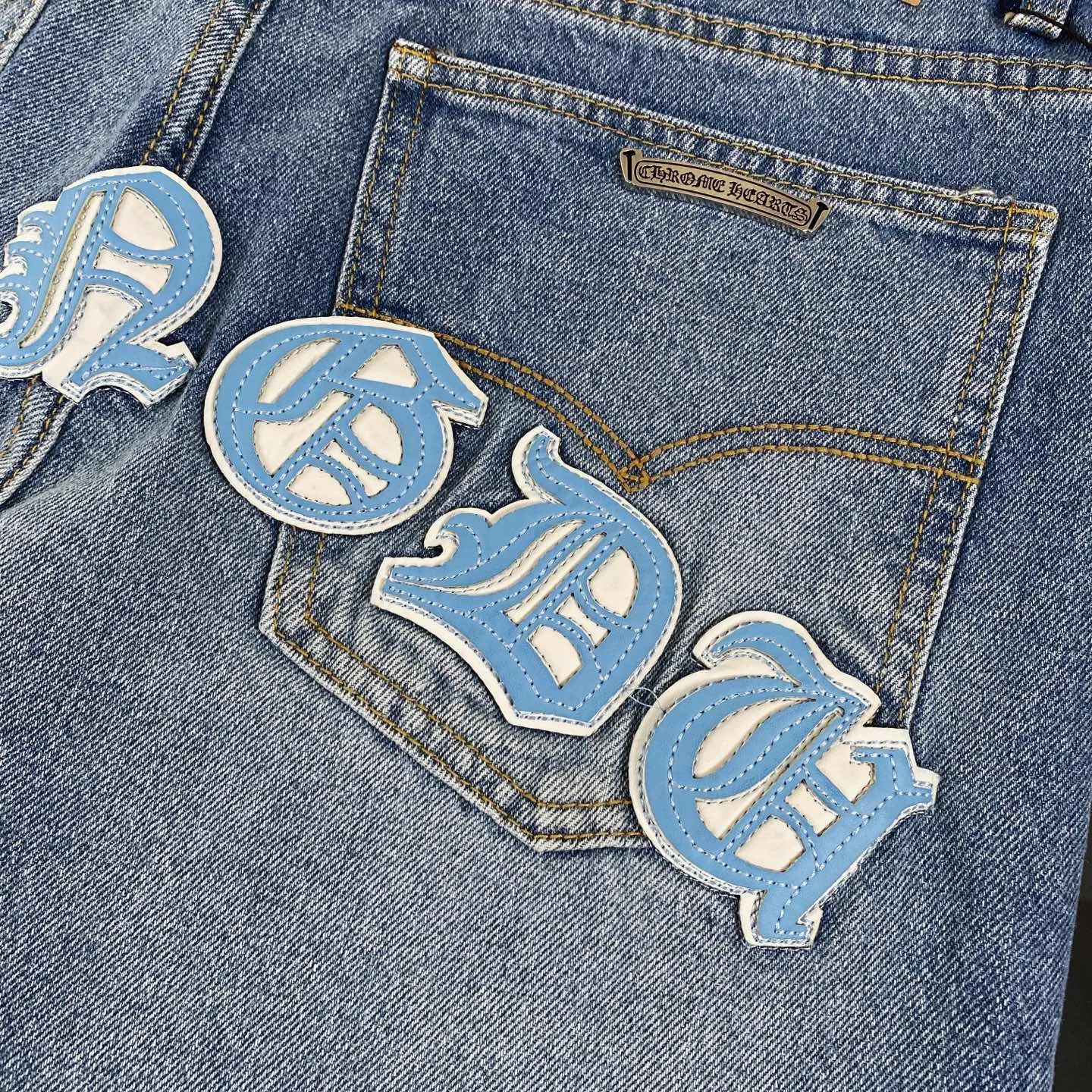 🅿️280 chrome hearts 2025 new city limited leather label jeans vi Top heavy industry fashionable design] Consistent high street luxury style creation. Speaking of this style, the Zangyin family and GU family are definitely among the leading representative brands. Especially the Zangyin family has really achieved a state-of-the-art effect in creating high street style. It is made of unique washed materials. The color system of this model is already quite eye-catching. After it is decorated with patchwork cross flowers, it cleverly highlights the charm of the brand. Secondly, this model uses classic The classic high-waist cutting design highlights the long legs and the fashionable temperament of the upper body. The brand is highly recognizable and the slim fit configuration is more suitable for daily wear. This product is a product that interprets personality, fashion, and specifications at a glance. This single product is enough to make any fan excited. It can be a white T-shirt for youthful preppy style, or a tight sling for royal lady style. It has strong matching ability and can be easily controlled by men.  [Material and craftsmanship] Needless to say, this point goes without saying. As an excellent craftsman brand, Zangyin has really perfect requirements for details and craftsmanship. The washed color of this model has gone through so many processes, not to mention the embellishment of the denim appliqués. It is also purely handmade and sewn. Just like what they believe in, only handmade things have soul and have the meaning of wear. A top-notch heavy-duty fashionable denim item, I look forward to your perfect interpretation! !  Size:28-34